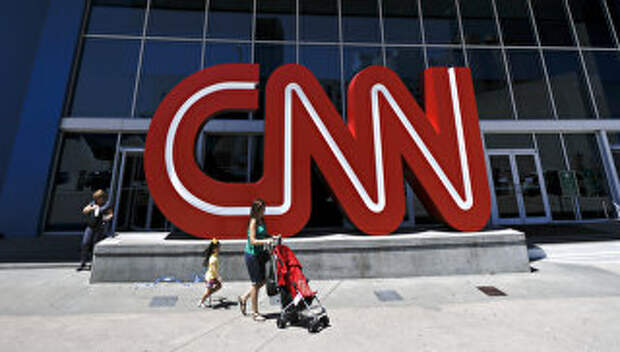 Прохожие у здания штаб-квартиры CNN в Атланте, США. Архивное фото