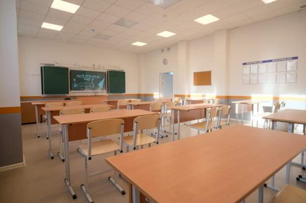 На юге Волгограда после падения обломков беспилотника эвакуировали школу