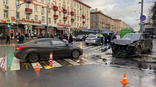 Авария дня. Момент смертельного ДТП у метро «Октябрьское Поле» в Москве