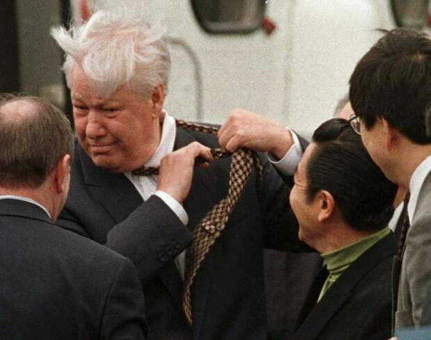 Что сделал Ельцин, когда его окружение потребовало отказаться от алкоголя