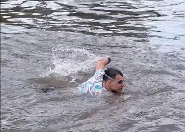 Чемпион мира по зимнему плаванию, пскович Марк Мордовцев проплыл по затопленному Дубаю