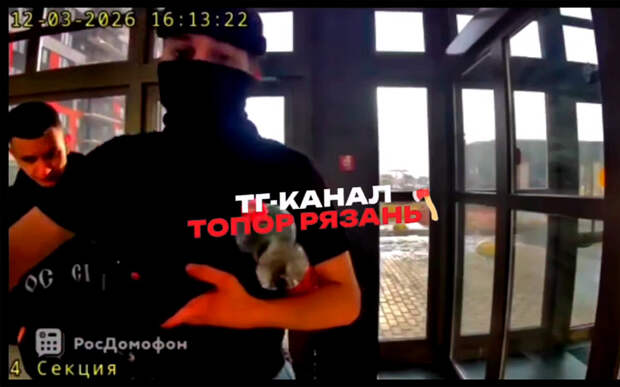 В рязанской новостройке подростки разбили стеклянную дверь