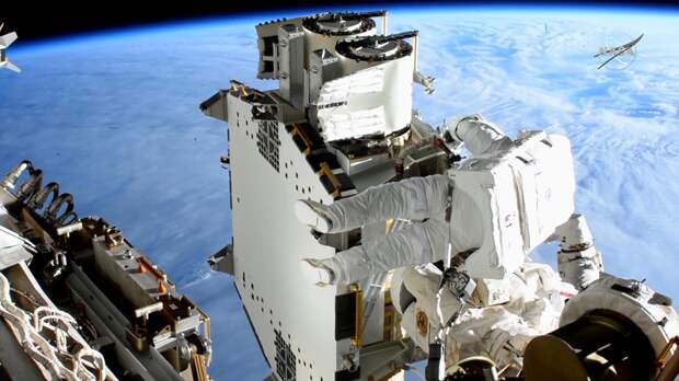Солнечную батарею установили на поверхности МКС