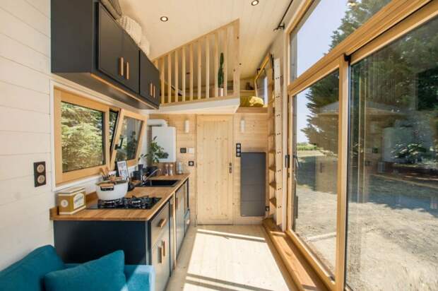 Благодаря большой площади остекления, внутри домика будет не так тесно и всегда светло (модель The ia Orana). | Фото: tinyhouse-baluchon.fr. Благодаря большой площади остекления, внутри домика будет не так тесно и всегда светло (модель The ia Orana). | Фото: tinyhouse-baluchon.fr.