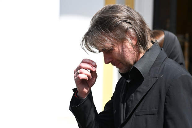 Дочь Заворотнюк Мила помогла отцу ухаживать за цветами на могиле актрисы