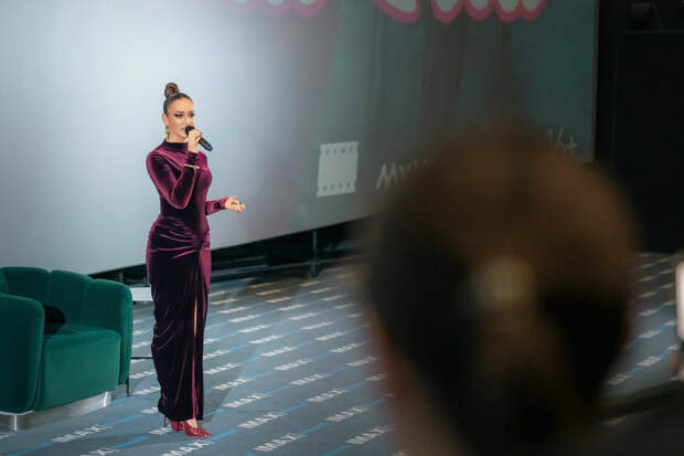 «Пришлось вспомнить, что такое чтение»: Бузова с юмором рассказала о работе над сценарием