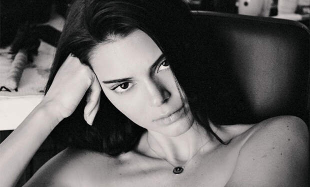 Вслед за Кейт Мосс: Кендалл Дженнер полностью обнажилась в фотосессии Мерта Аласа