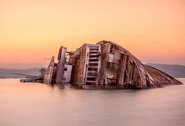 Заброшенный круизный лайнер "Средиземноморское небо" в Элевсинском заливе, Греция