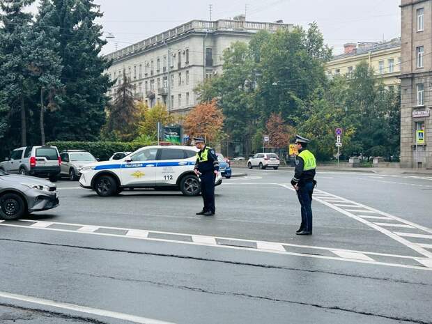 Инспекторы ГАИ за неделю выявили 50 шумных машин в Петербурге