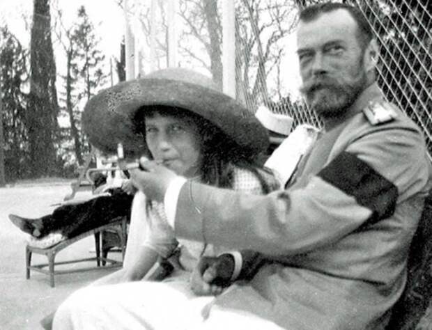 1916 год. Ливадия. Император вместе с дочерью Анастасией на прогулке.  