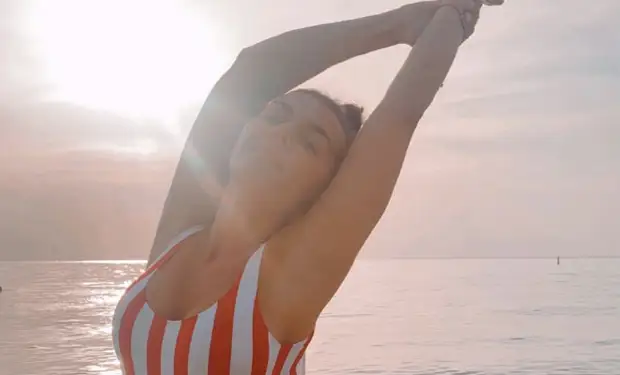 Анна Седокова надела тесный купальник, но вместо комплиментов услышала вопросы. Людей интересовало, как она попала на американский пляж