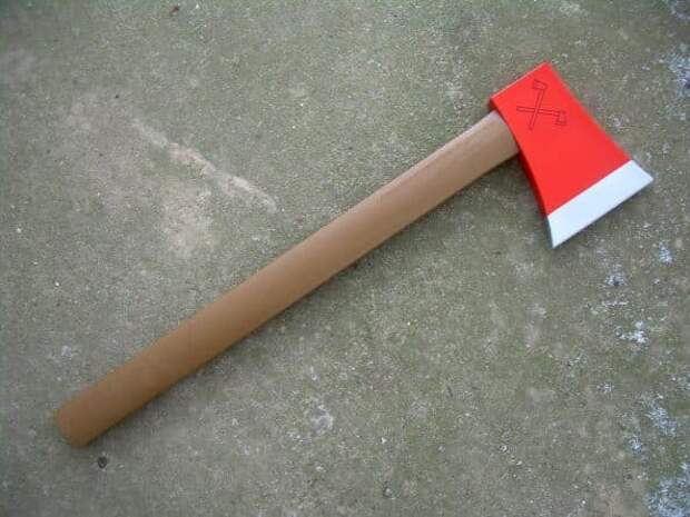 топор