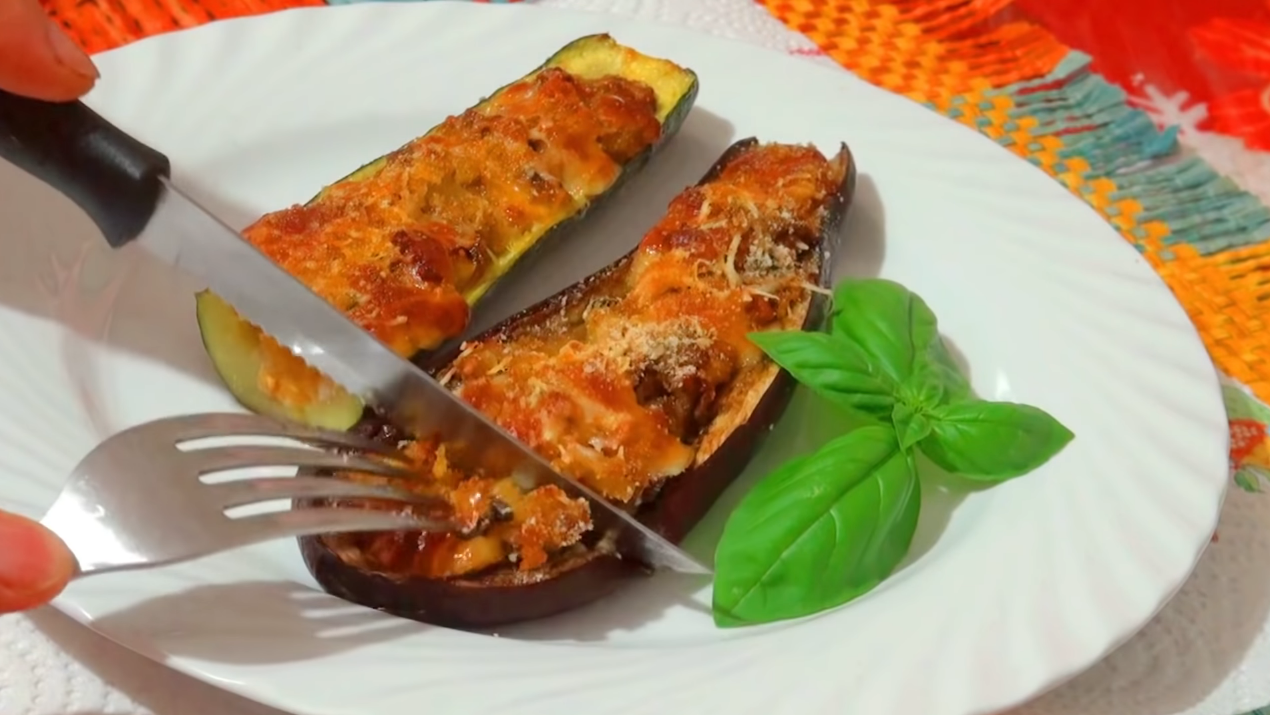 Запеченные лодочки из баклажанов и кабачков 
