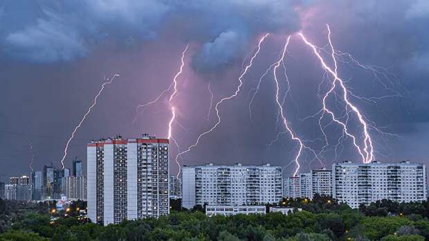Синоптики предупредили москвичей о дождях, грозах и порывистом ветре 17 июня