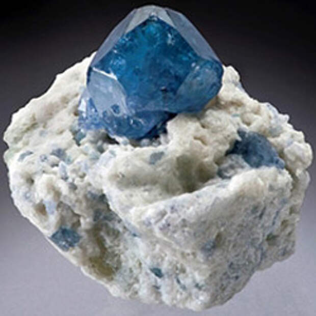 синяя шпинель - кристалл