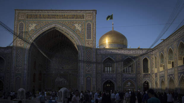 Черный "флаг траура" водрузили над мечетью в родном городе Хаменеи