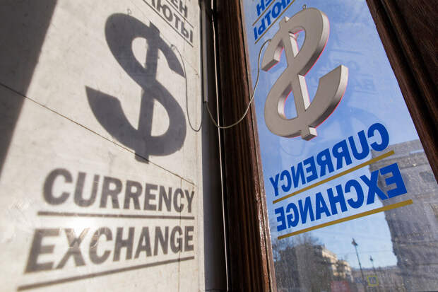 Аналитик Васильев: доллар может стоить 98 рублей после санкций против Мосбиржи