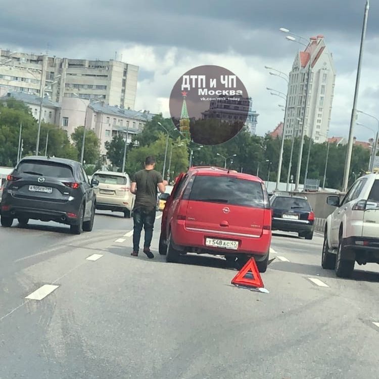На улице Народного Ополчения водитель иномарки зазевался и устроил ДТП