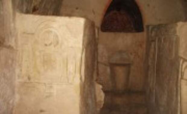 Beit_She'arim_-_cave_of_the_Torah_Ark_(26)-1