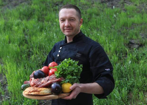 Алексей Этков узнал тонкости приготовления мяса у коллег с Кавказа. Фото: Михаил Подобед