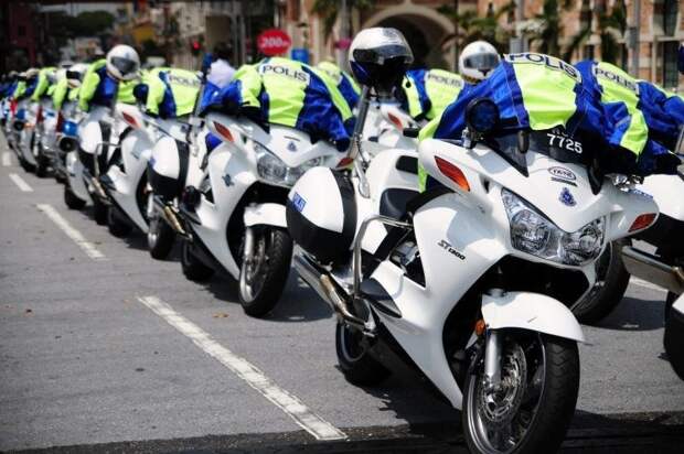 Полицейские скутеры и мотоциклы