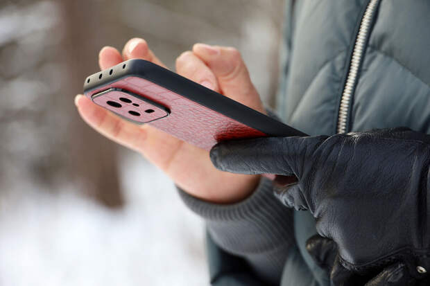 В Германии турист пытался достать смартфон, упавший в ущелье, и сорвался со скалы