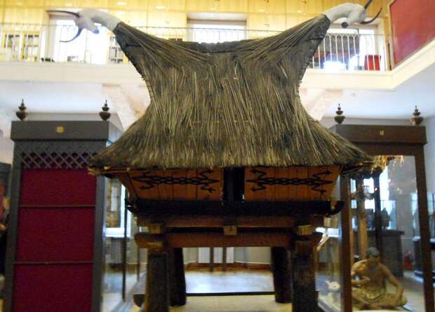 Типовой индонезийский дом на сваях, под которыми держали скот