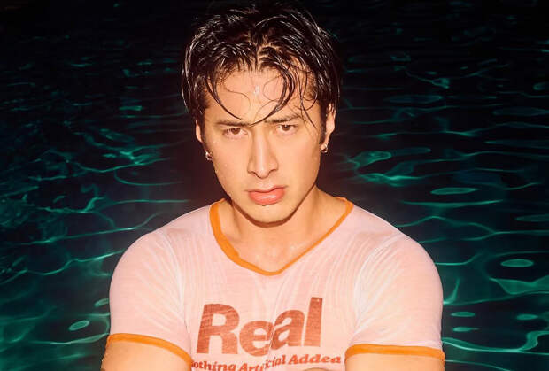 Звезда сериала «Жаркое соперничество» в трусах снялся для журнала