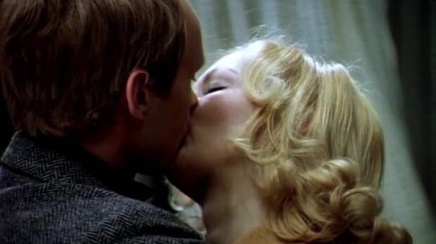 Самые красивые сцены с поцелуями в советских фильмах .