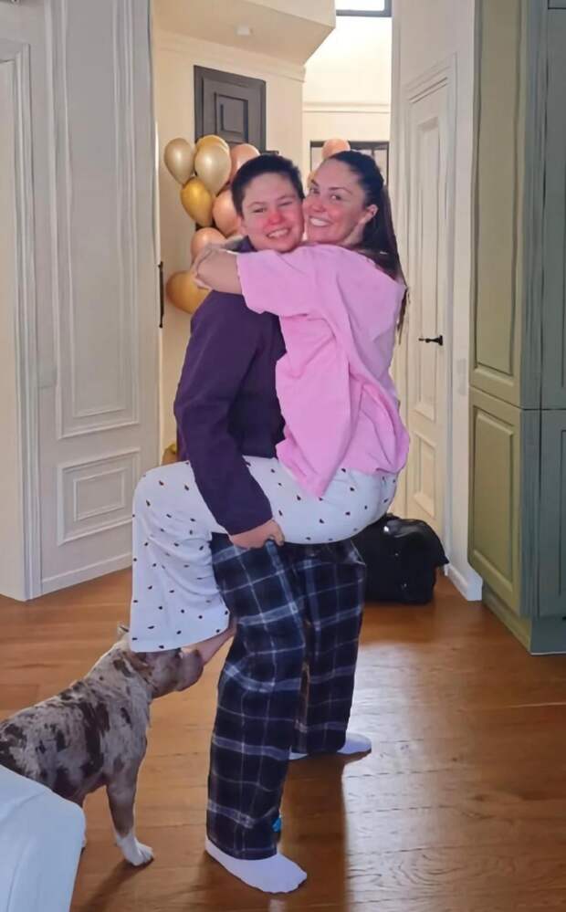 Агата Муцениеце запрыгнула на руки к 13-летнему сыну от Павла Прилучного: фото