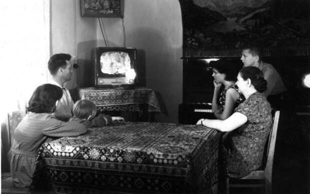 Телевизор занимал в советской семье особое место, поэтому на его обслуживание не скупились. /Фото: lhistory.ru
