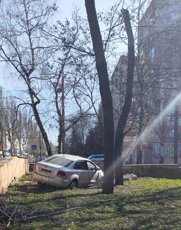 В парке Джарты, в центре Макеевки, машина после аварии так и