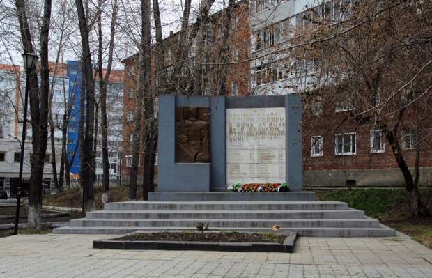 Иркутск помнит. Фотопрогулка по памятникам войны