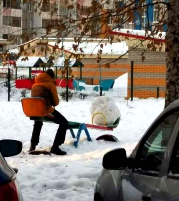 Я и мой снежный ком катаемся на качели. | Фото: Триникси. Я и мой снежный ком катаемся на качели. | Фото: Триникси.