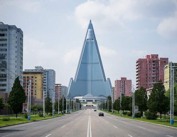 Одна из главных улиц Пхеньяна  архитектура, северная корея, фотографии