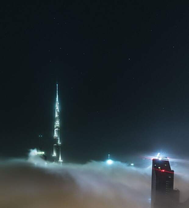 Восхитительные городские пейзажи Дубая и Сингапура во время грозы