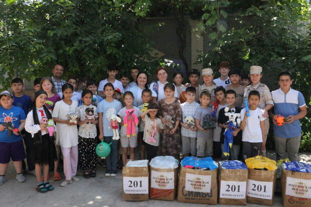Российские военнослужащие провели гуманитарную акцию по случаю Дня защиты детей в Таджикистане