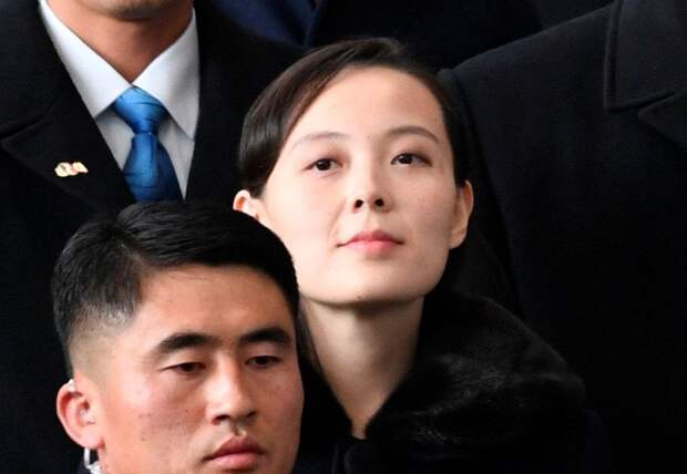 Младшая сестра, правая рука Ким Чен Ына и самая влиятельная женщина Северной Кореи: кто такая Ким Е Чжон