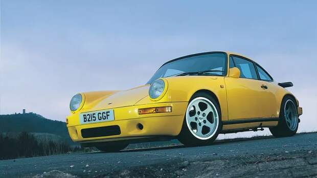 1987 Ruf CTR-001 Yellowbird. Легендарная машина с незабываемым дизайном, выпущенная ограниченной серией в 29 штук в конце 1987 года, неожиданно для всех ставшая лидером по скорости. Четыре года Yellowbird удерживала рекорд в 340 км/ч, будучи самым быстрым авто в серийном производстве.