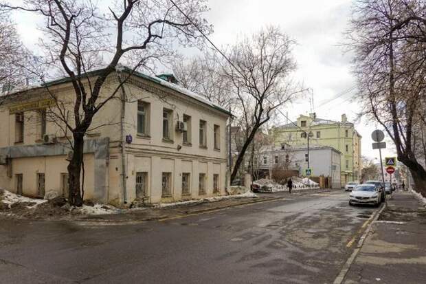 Неприметное здание в центре Москвы