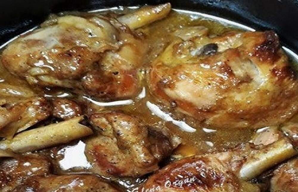 Курица по еврейски. Курица по-еврейски с луком. Курица по-еврейски с луком и содой в сковороде. Курица по-еврейски с луком и содой в сковороде фото.