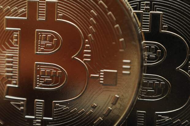 Биткоин вырос после обвала доллара