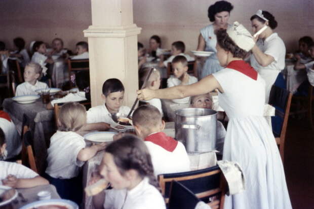 Обед в пионерском лагере. СССР, 1950-е годы. 