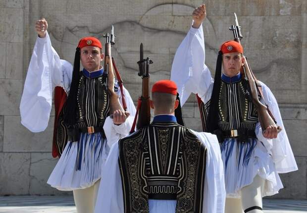 Почему смена почетного караула в Афинах — любимое шоу туристов и гордость местных