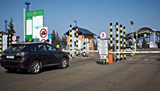 Автомобиль на пропускном пункте Гоптовка на границе России и Украины. Архивное фото