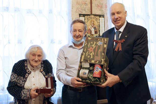 Бастрыкин поздравил 100-летнюю петербурженку с наступающим Днем Победы