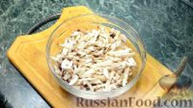 Фото приготовления рецепта: Пирог с грибами и сыром - шаг №6