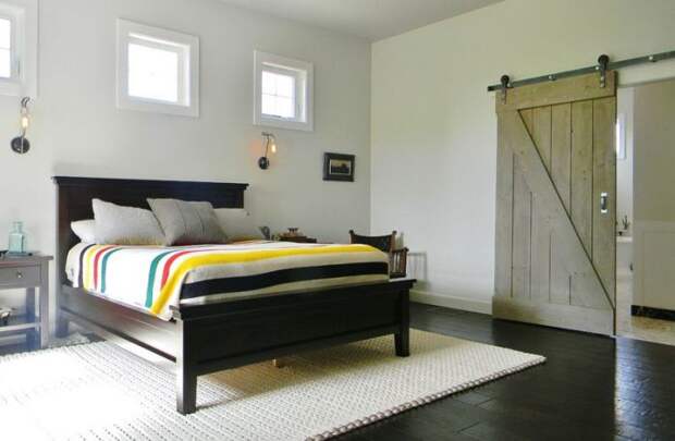 Интересное оформление спальни создано благодаря использованию раздвижных дверей, которые выглядят просто отлично.