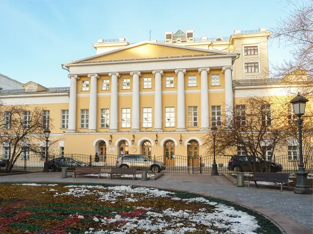 Знаменка 12 школа Гнесиных. Усадьба Апраксиных Знаменка. Дом Апраксиных улица Знаменка. Школа Гнесиных на Знаменке.