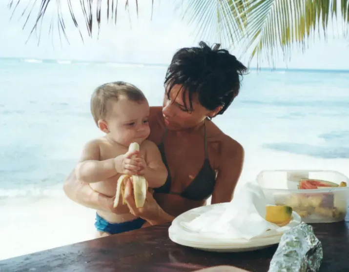 Виктория Бекхэм с сыном Бруклином/Фото: victoriabeckham/Instagram*